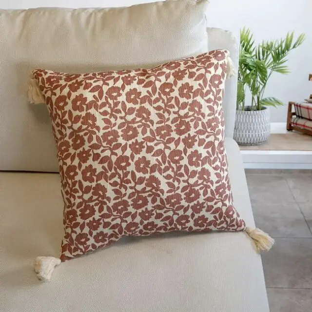Coussin motif floral Rehati GoodHome rose et blanc