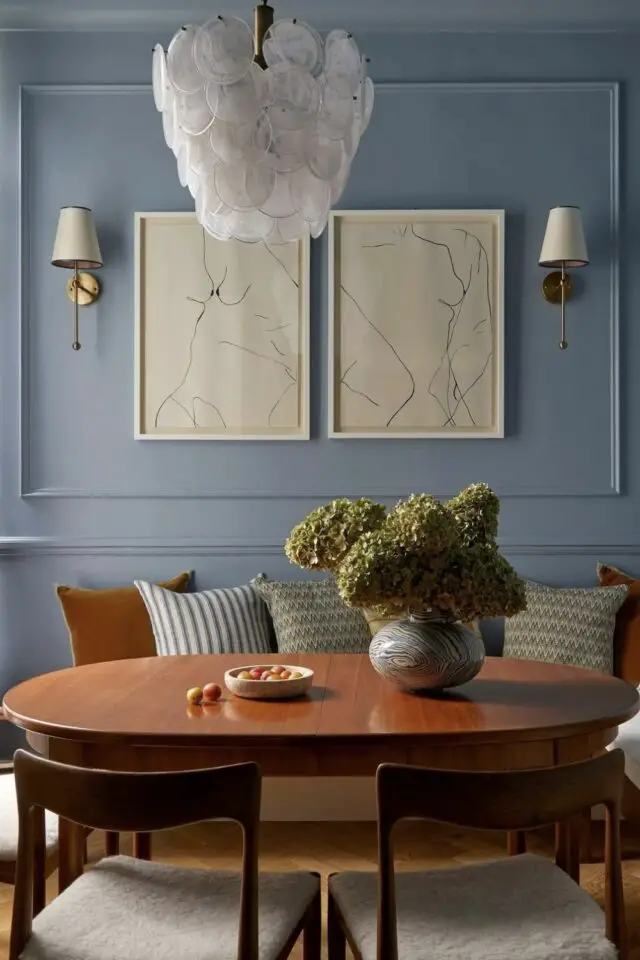 Tableau décoration salle à manger affiche line art corps féminin encadré dessus banquette coin repas élégant mur coloré peinture bleu moulure appliques murales 