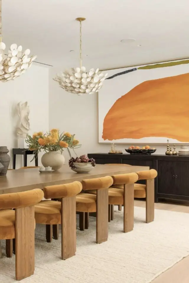 déco murale salle à manger tableau décoratif grand format horizontal motif abstrait de la même couleur que les chaises dessus buffet suspension design 