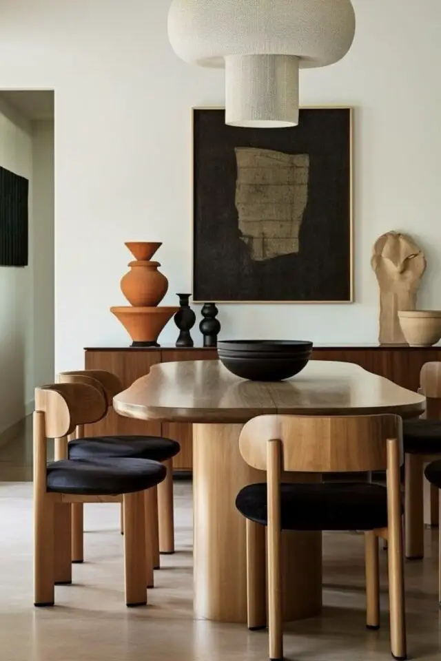 déco murale salle à manger tableau décoratif au dessus du buffet motif abstrait doré sur fond noir minimalisme ambiance contemporaine chic 