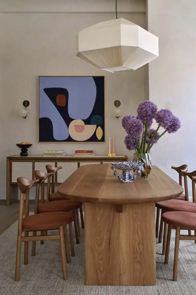 déco murale salle à manger tableau décoratif toile peinte motif abstraits et colorés accrochée au dessus du buffet et encadrée par 2 appliques murales 