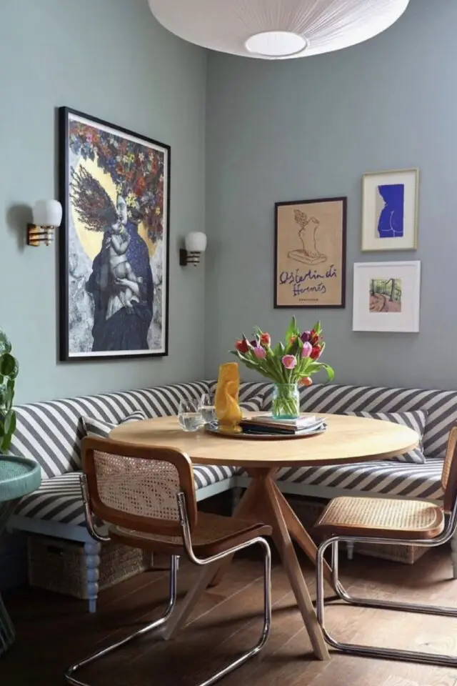 salle à manger décoration murale tableau coin repas avec banquette moderne rayures grise et blanche cadres affiche reproduction symbole religieux artistique 