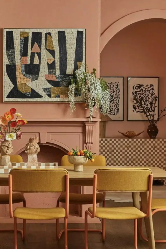 salle à manger décoration murale tableau abstrait fond beige mur coloré corail terracotta rosé chaise chaude reprise des couleurs de l'espace harmonie 