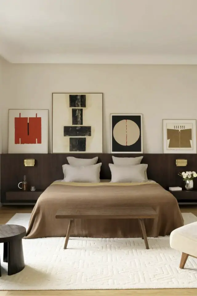 aménagement chambre à coucher idée déco neutre blanc et chocolat avec une touche de couleur rouge et ocre 