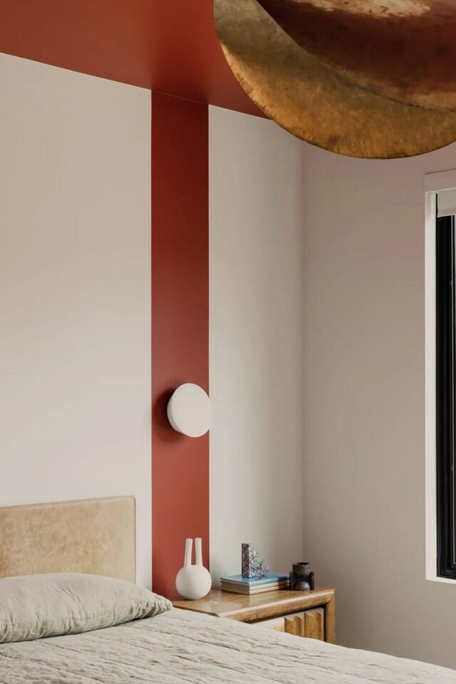 aménagement chambre à coucher idée déco minimaliste coloré plafond terracotta avec bande peinte mur applique murale 