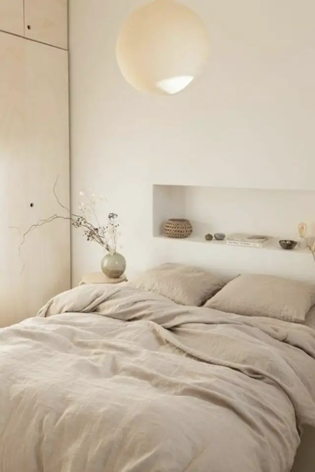 aménagement chambre à coucher idée déco minimaliste couleur neutre ambiance douce niche dessus tête de lit 