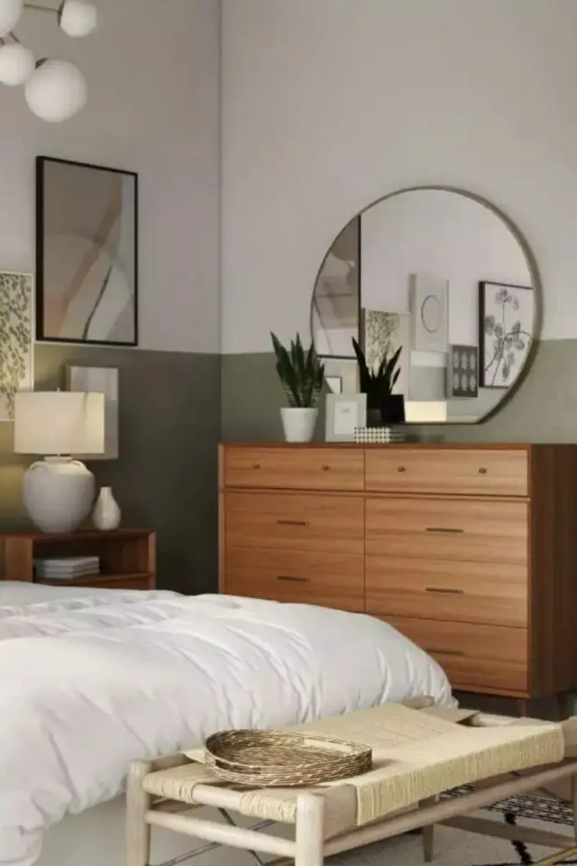 aménagement chambre à coucher idée déco moderne soubassement vert commode en bois miroir rond bout de lit banc tressé 