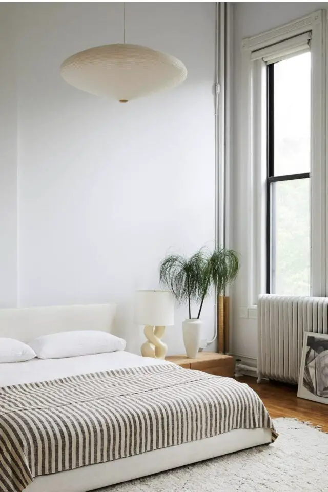 aménagement chambre à coucher idée déco sans télévision mit élégant tapis clair suspension design 