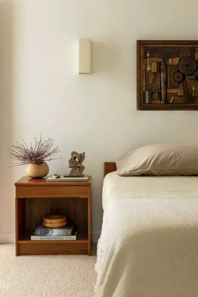 aménagement chambre à coucher idée déco simple et reposant couleur neutre meuble en bois 