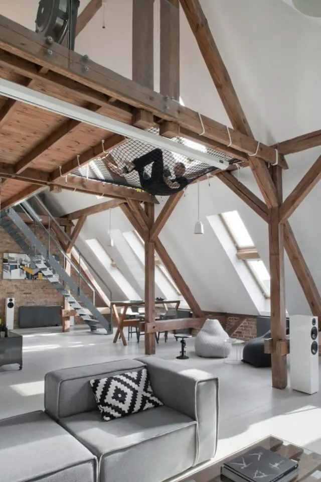 aménagement salon dans les combles idées inspirantes grand espace avec structure en bois apparente 