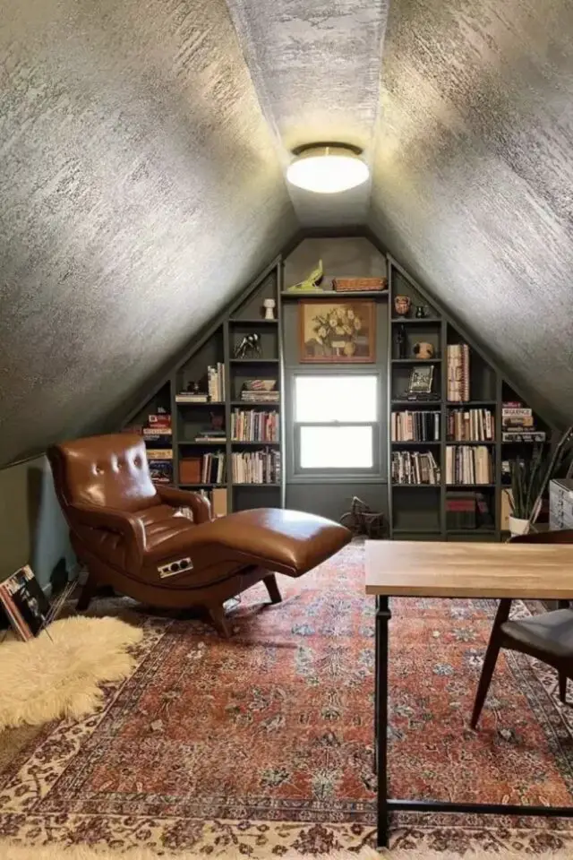 aménagement salon dans les combles idées inspirantes sous les toits mansarde petit espace chic tapis ancien fauteuil relax et bibliothèque 