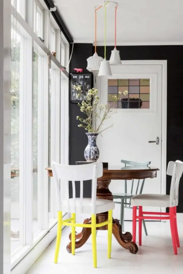 aménager et décorer salle à manger 10 idées chaises bi-colore couleur néon et blanc