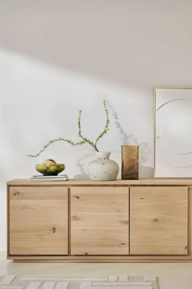 grand Buffet bois 4 portes esthétique épurée salon familial grande capacité de rangement 