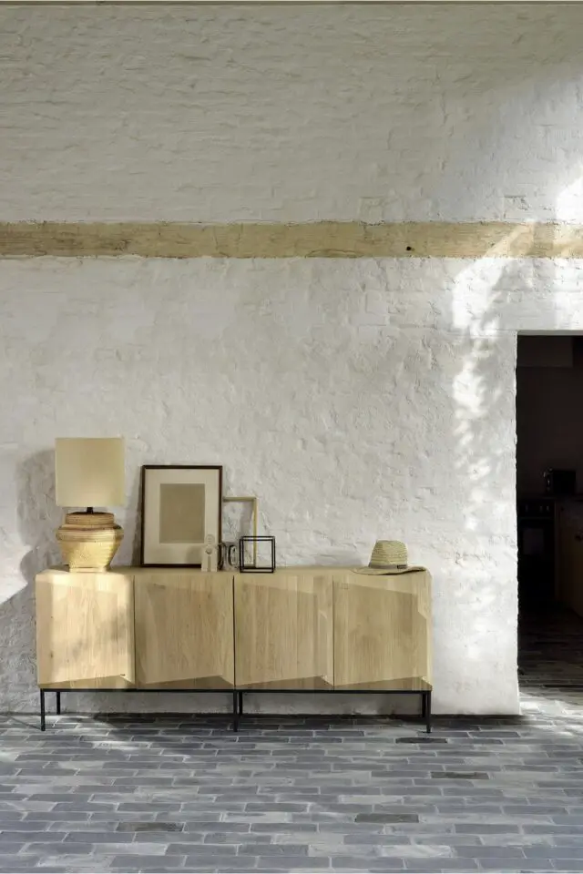 Buffet design bois naturel / Chêne massif - 3 portes géométrie élégante rythme salon rangement 