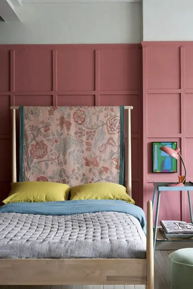 chambre adulte déco luxe moderne tenture tête de it peinture murale soubassement 