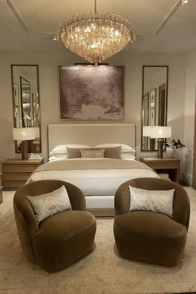 chambre adulte déco luxe suite parentale fauteuil velours marron mur peinture beige suspension chic 