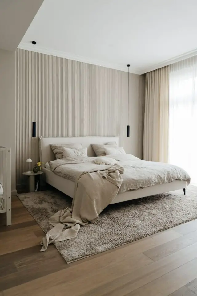 chambre adulte déco luxe sobre et neutre minimaliste grande fenêtre suspension noire tapis 