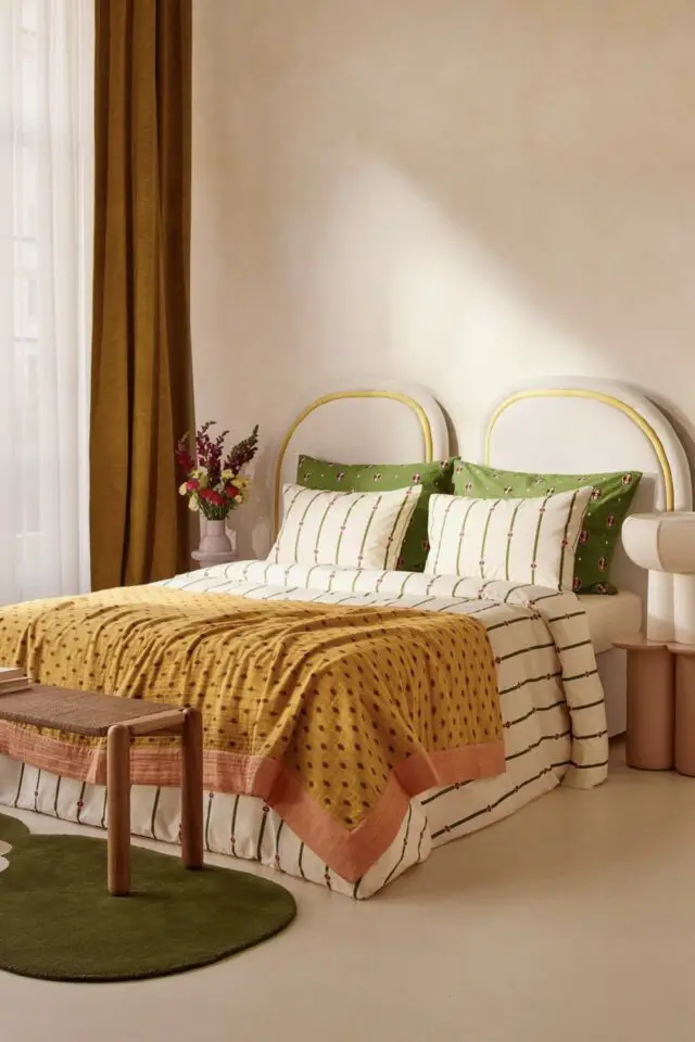 chambre adulte déco luxe tête de lit originale et arrondie parure rayée couverture jaune et corail 