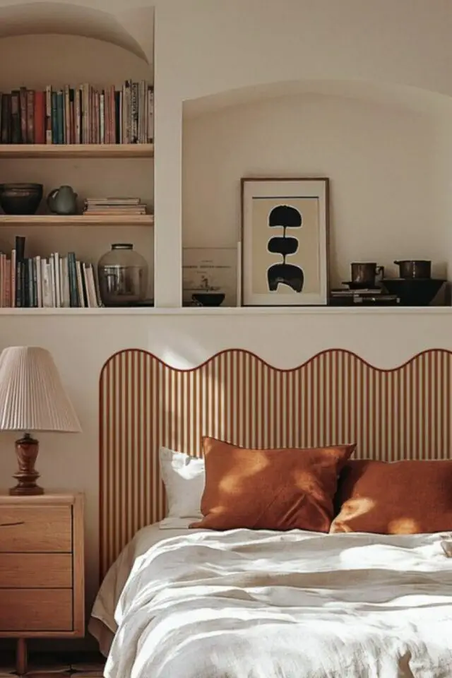 chambre adulte déco luxe tête de lit originale papier peint fine rayures niches murales 