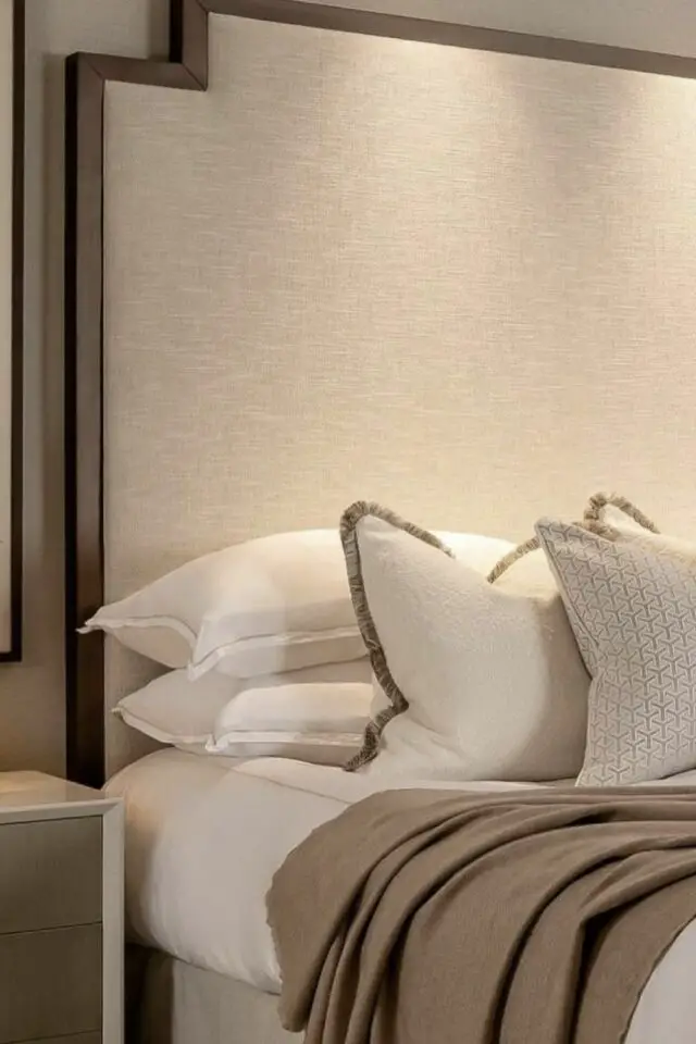 chambre adulte déco luxe tête de lit élégante et sobre liseré beige parure de lit 