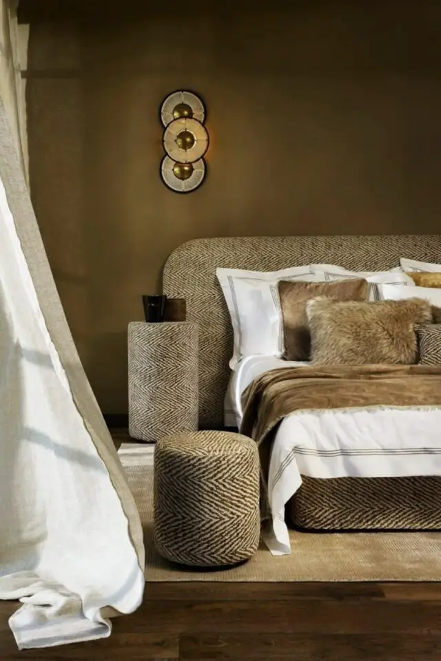 déco chambre adulte style wabi sabi élégant chic tête de lit tissus couleur ocre brun coussin velours et fourrure 