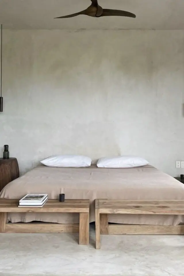 déco chambre adulte style wabi sabi mur accent en béton ciré deux bancs en guise de bout de lit 