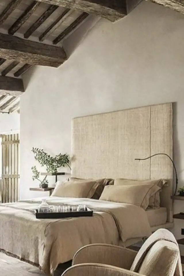 déco chambre adulte style wabi sabi mur texturé tête de lit XXL en tissus couleur neutre poutre plafond bois 