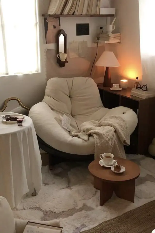 coin lecture salon aménagement exemple fauteuil design confort bien chez soi étagère murale tapis 