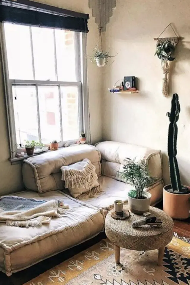 coin lecture salon aménagement exemple coussin de sol ambiance bohème 