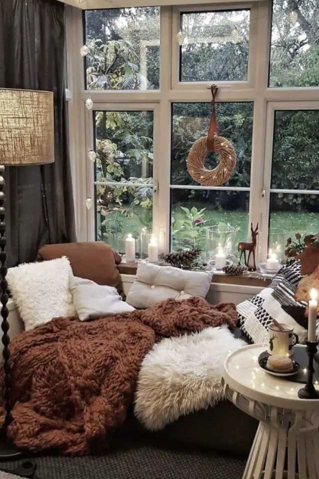 coin lecture salon aménagement exemple cosy confortable près de la fenêtre coussin plaid 