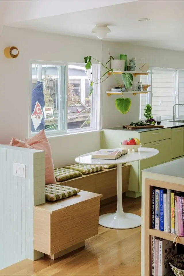 coin repas salle à manger idée prolongement cuisine partiellement ouverte banquette petite table ronde avec pied central 