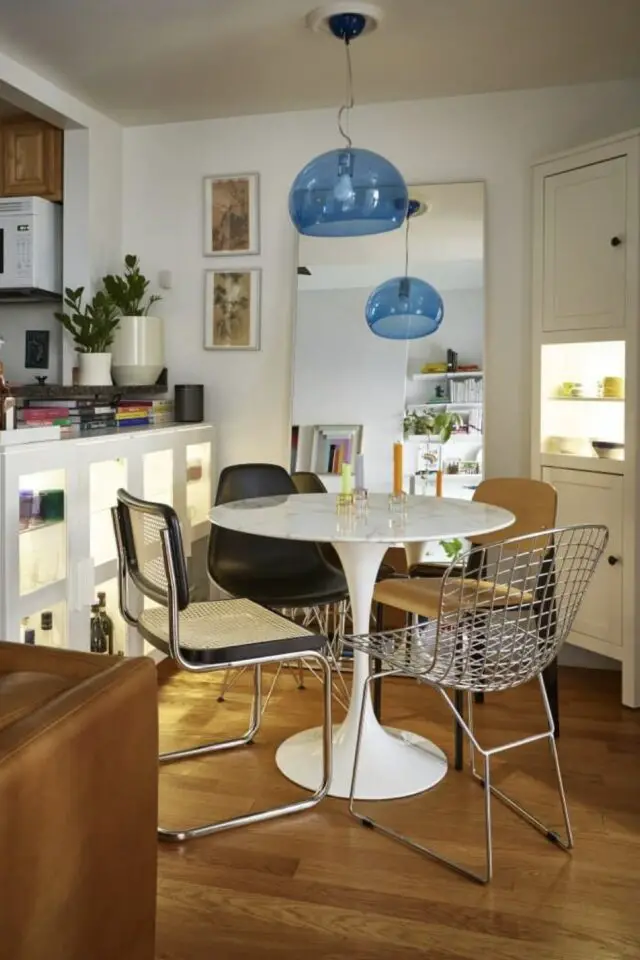 coin repas salle à manger aménagement petit espace table ronde design avec pied central mix and match de chaises 