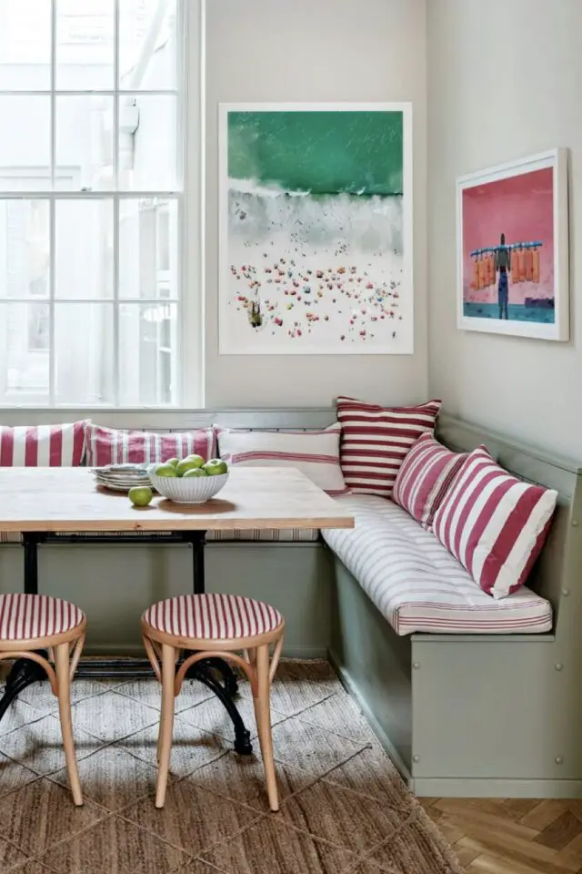 coin repas salle à manger idée banquette d'angle cuisine table en bois simple et tabouret rayures modernes 