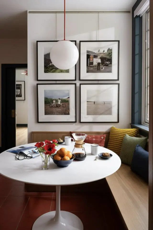 coin repas salle à manger idée banquette en bois angle de cuisine table ronde blanche piètement central 