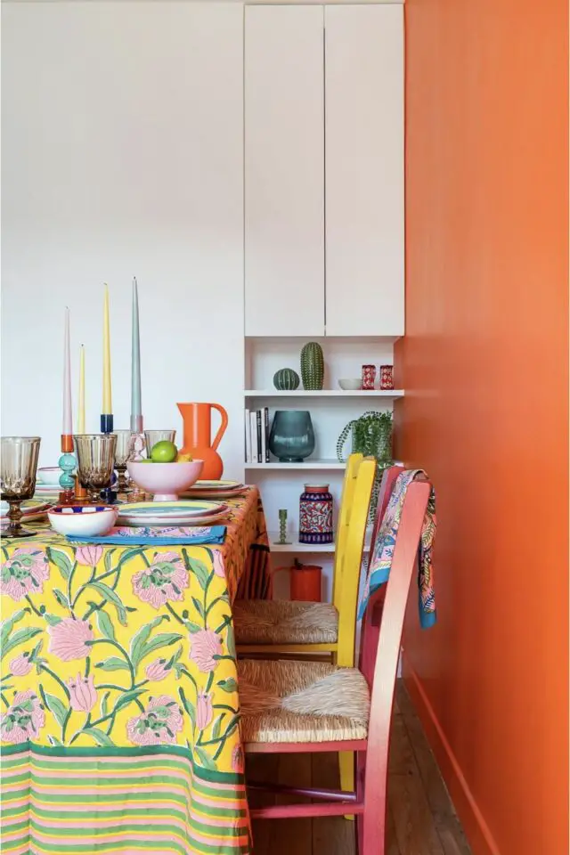 déco aménagement salle à manger 10 idées à copier espace recul chaise mur accent orange nappe jaune fleur 