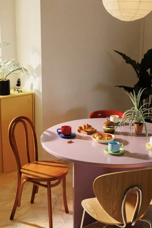 déco aménagement salle à manger 10 idées à copier table ronde rose chaise en bois 