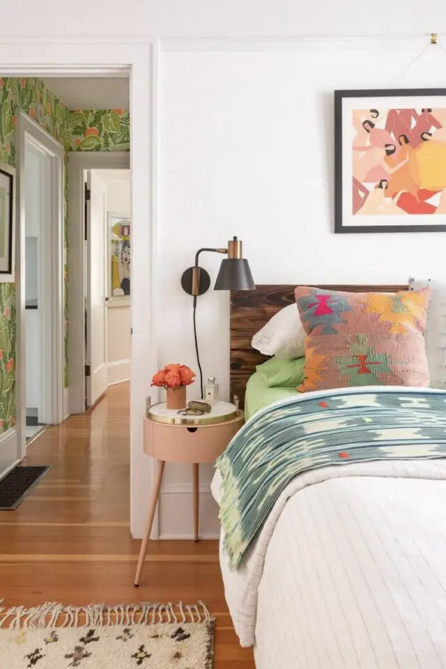 déco de chambre de A à Z espace parental moderne mur blanc tapis descente de lit applique murale coussin floral  