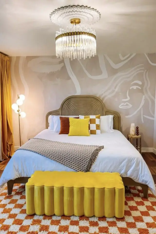 déco de chambre de A à Z idées moderne tapis damier papier peint beige panoramique bout de lit jaune 