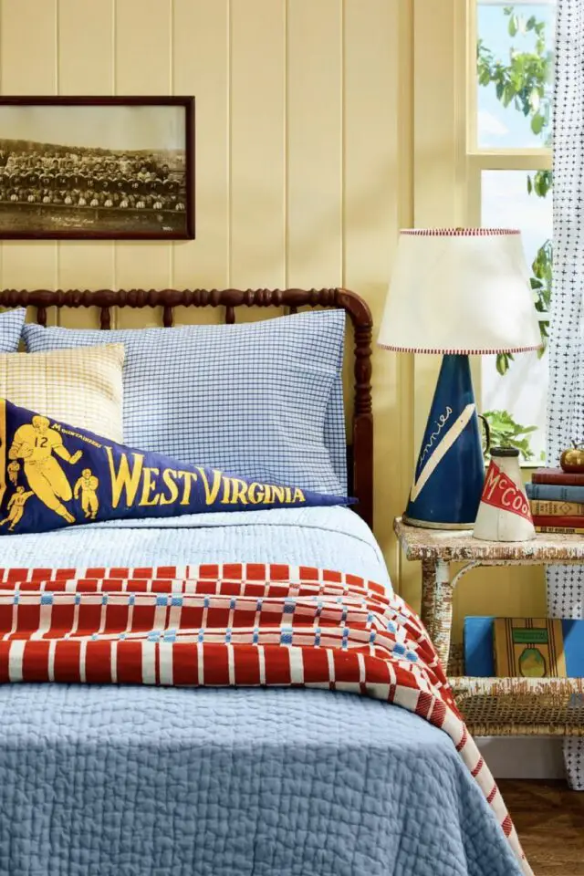 décoration couleur jaune et bleu chambre enfant lambris butter yellow nuance tendance parure de lit bleu ciel 