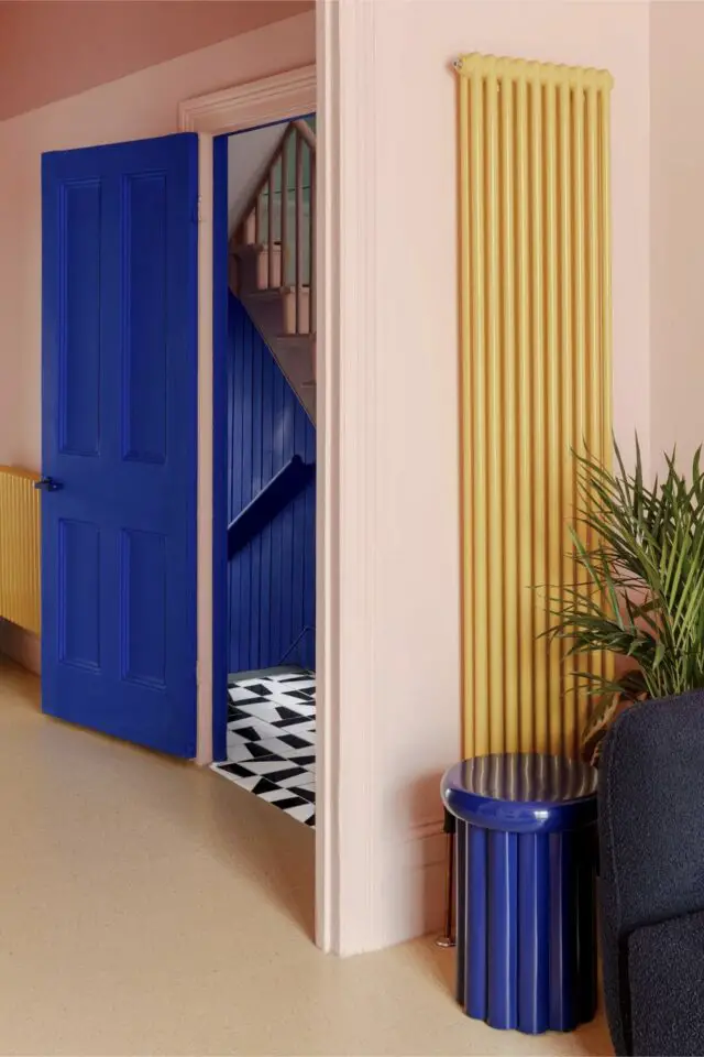 décoration couleur jaune et bleu électrique porte et tabouret radiateur mural coloré jaune beurre mur rosé pâle ambiance moderne 