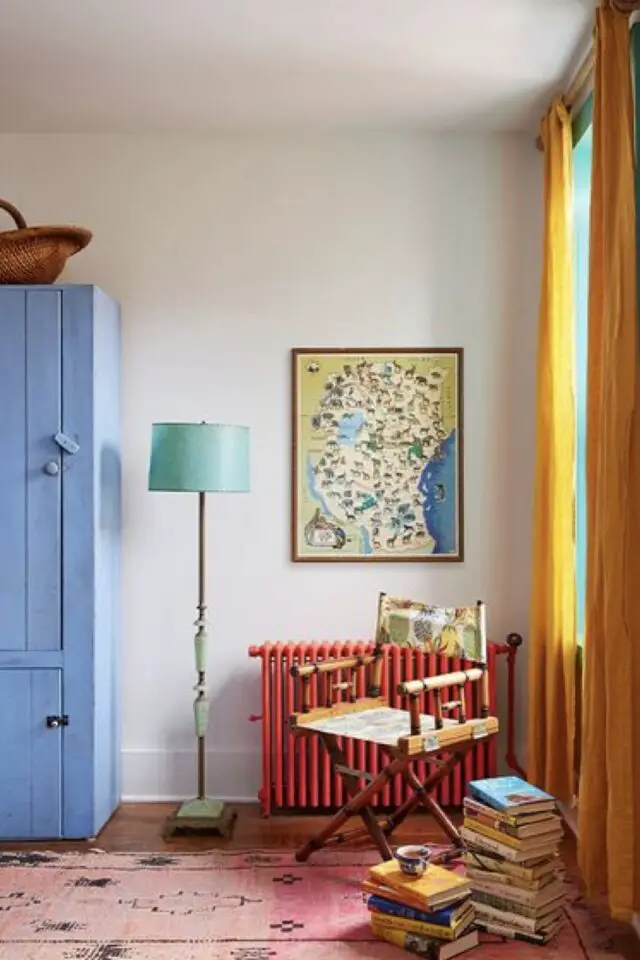 décoration couleur jaune et bleu espace éclectique touche de couleur peinture armoire rideaux radiateur rouge tapis rose vieilli