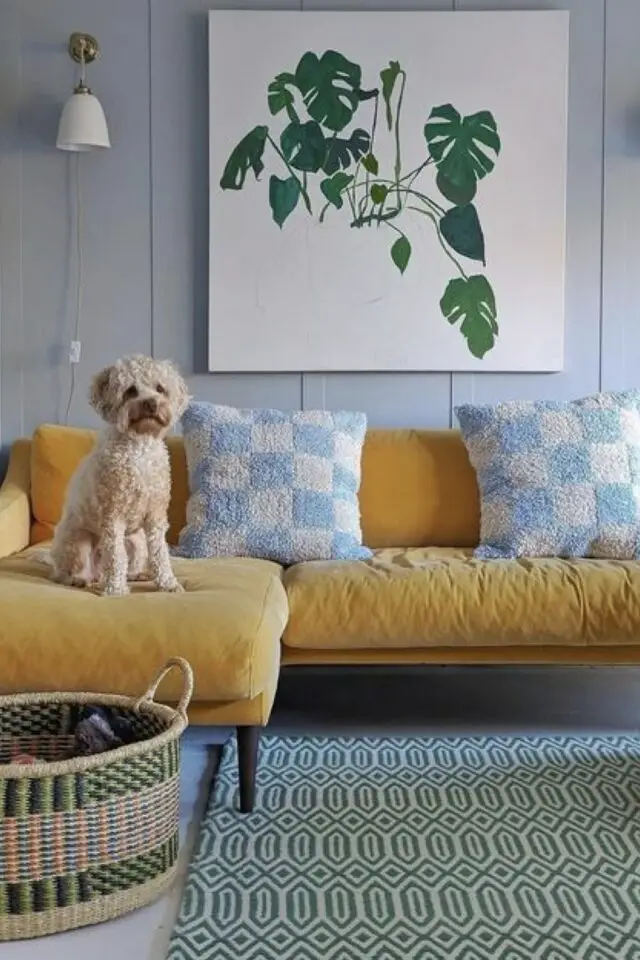 décoration couleur jaune et bleu salon séjour mur grande lame de lambris peint bleu ciel canapé d'angle jaune coussin fluffy à carreaux 