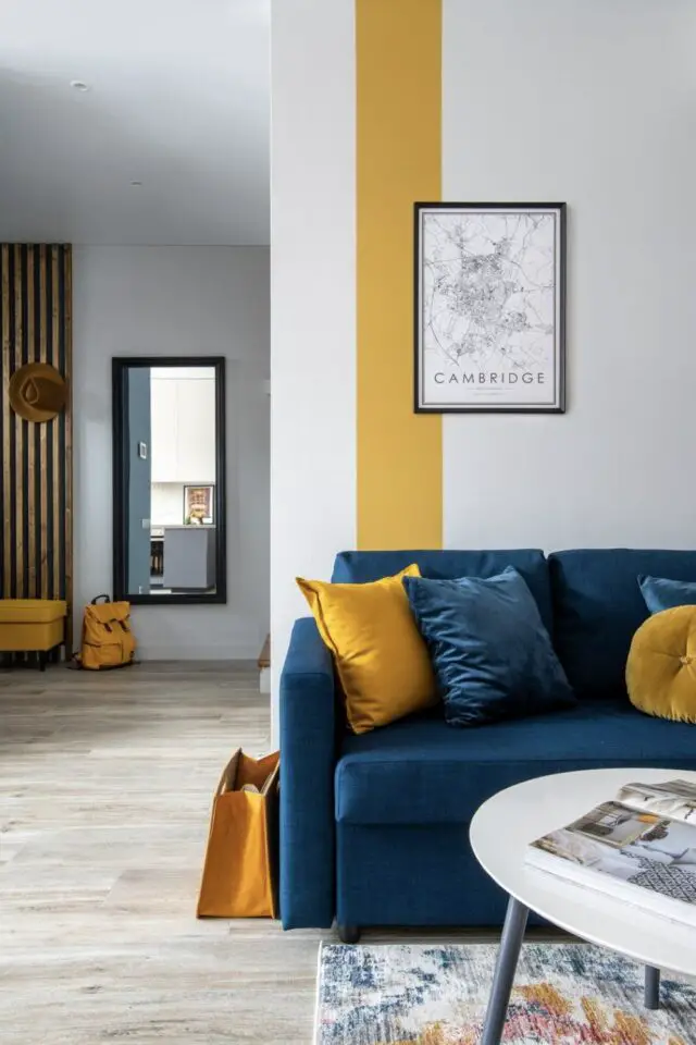 décoration couleur jaune et bleu et blanc canapé coloré ligne de couleur peinte au mur idée facile à mettre en oeuvre dans une pièce blanche 