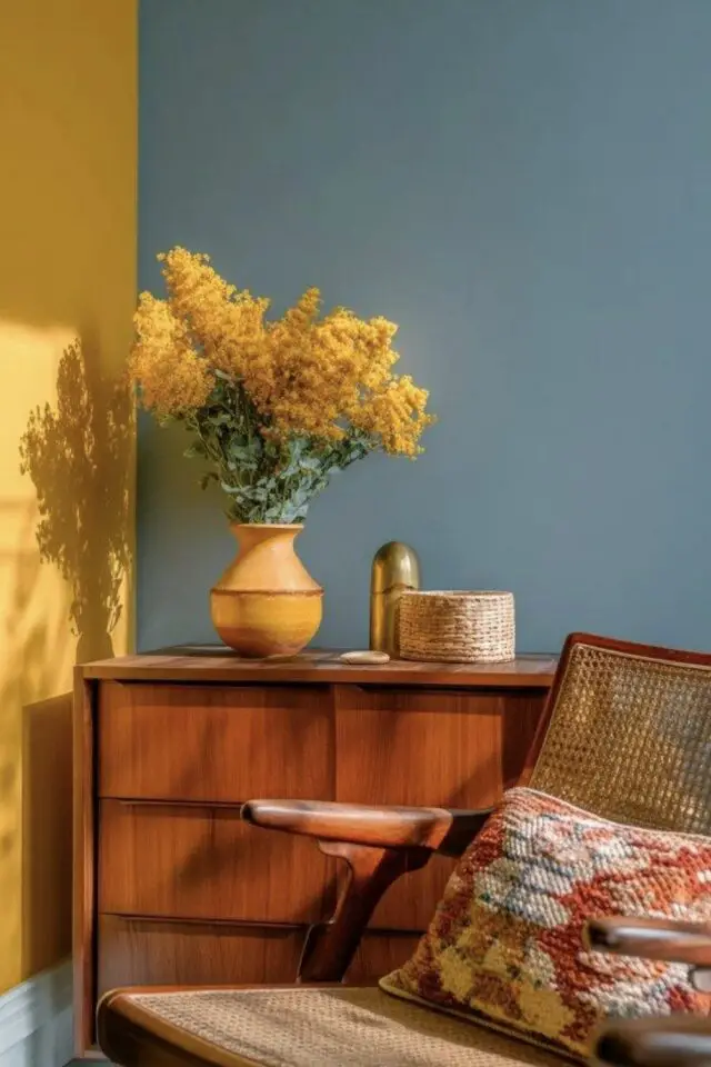 décoration couleur jaune et bleu mix and match association couleur mur peinture bleu grisé jaune soleil meuble vintage en bois années 50 