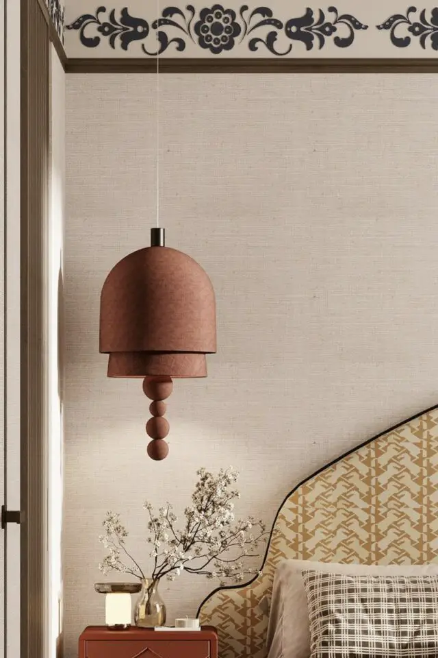 décoration murale chambre adulte frise sous le plafond motif floral élégant associé à une moulure fine et du papier peint effet chiné 