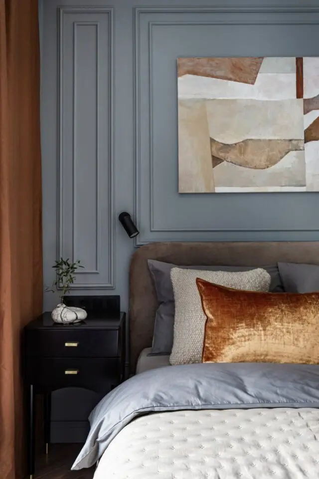 décoration murale chambre adulte moulure en ton sur ton petite applique luminaire noir moderne 