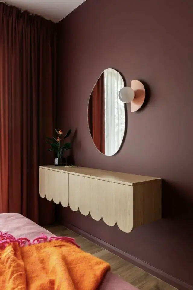 décoration murale chambre adulte meuble en bois accroché au mur moderne miroir forme organique peinture bordeaux unie 