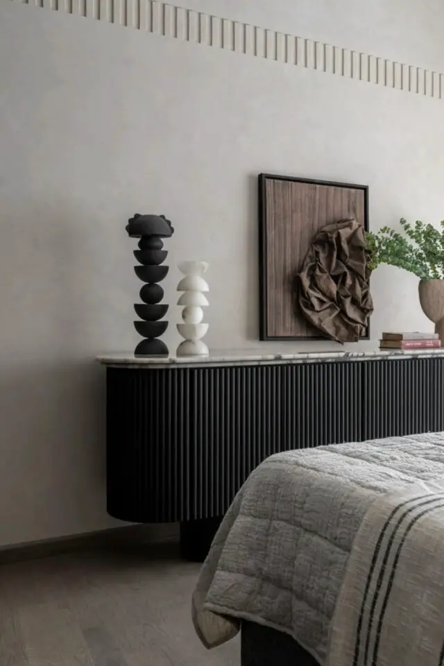 décoration murale chambre parentale dessus commode mur peinture écru uni tableau bois sculptural 