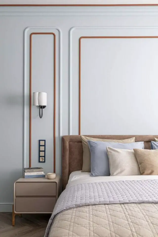 décoration murale chambre parentale élégante et simple moulure effet liseré coloré applique murale et tête de lit tissus épuré et chic 