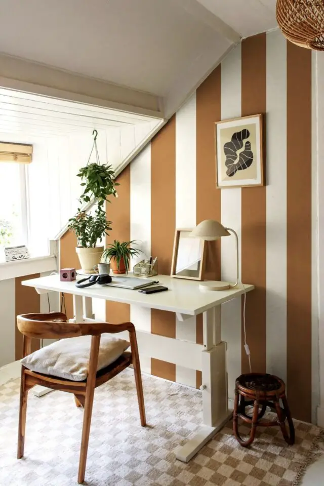 décoration murale chambre parentale papier peint rayé terre cuite et blanc coin bureau espace mansardé 